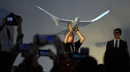 Robot yang didesain menyerupai burung terlihat dalam Konferensi Robot Dunia 2019 di Beijing, China, Selasa (20/8/2019). Konferensi ini menampilkan produk-produk terbaru dalam robotika, otomatisasi canggih, dan artificial intelligence (AI) atau kecerdasan buatan. (WANG Zhao/AFP)