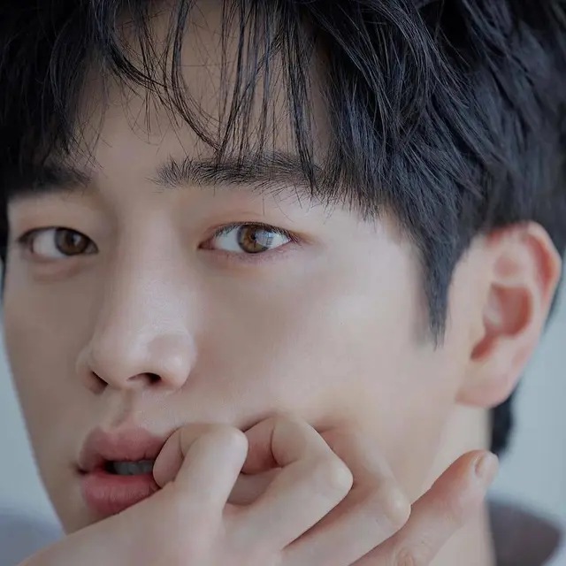 Potret Seo Kang Joon dengan Warna Mata Cokelat Terang