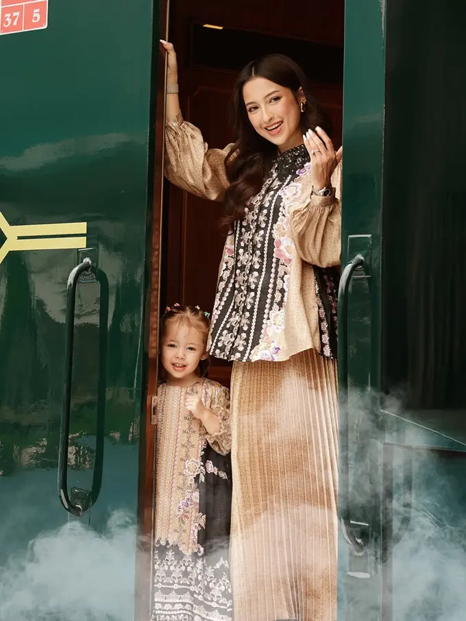 Serasi Bak Mini-Me! Gaya Kompak Jennifer Coppen dan Kamari dalam Balutan Baju Lebaran Bernuansa Emas