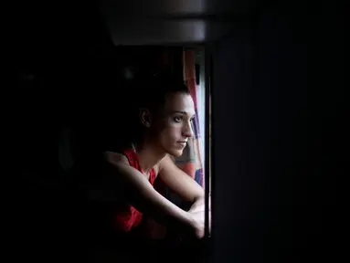 Pesepakbola transgender, Mara Gomez berpose untuk pemotretan di rumahnya di La Plata, Argentina pada 6 Februari 2020. Mara Gomez, pesepakbola transgender pertama yang akan merumput di liga profesional sepak bola wanita Argentina. (AP Photo/Natacha Pisarenko)