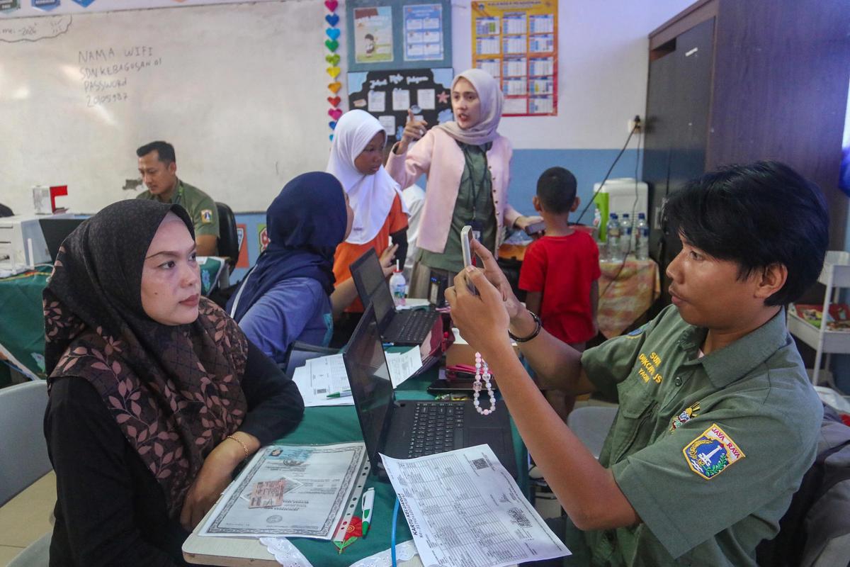 FOTO: Antusias Siswa dan Orang Tua Manfaatkan Layanan Kependudukan di SDN Kebagusam 01