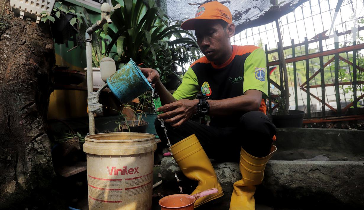 Dengan tangan dinginnya, Bang Timan menyulap limbah korek api yang tidak berguna menjadi miniatur kendaraan layaknya mainan kendaraan anak-anak yaitu "Hot Wheels". (Liputan6.com/Johan Tallo)