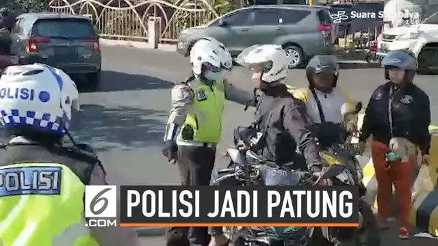 Untuk menangkap pelanggar lalu lintas, seorang polisi akhirnya menyamar menjadi patung. Tak butuh waktu lama, polisi yang dikira patung itu secara tiba-tiba hidup dan memergoki serta menilang pengendara yang melanggar.