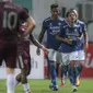 Pemain Persib Bandung, Beckham Putra merayakan gol bunuh diri pemain PSM Makassar dalam laga pekan ke-6 BRI Liga 1 2021/2022 di Stadion Wibawa Mukti, Cikarang, Sabtu (02/10/2021) WIB. Kedua tim bermain imbang 1-1. (Bola.com/Bagaskara Lazuardi)