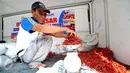 Petugas Bulog tampak menimbang cabai saat Operasi Pasar Bulog 2015 di kawasan Pasar Benhil, Jakarta, Jumat (26/6/2015). Operasi pasar ini untuk menjaga stabilitas harga sembako di bulan Ramadan. (Liputan6.com/Yoppy Renato)