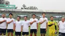 Setelah pertandingan berakhir, para pemain artis dan persib U-21 menyanyikan lagu Indonesia Raya bersama para penonton. (Liputan6.com/GilarDhani)
