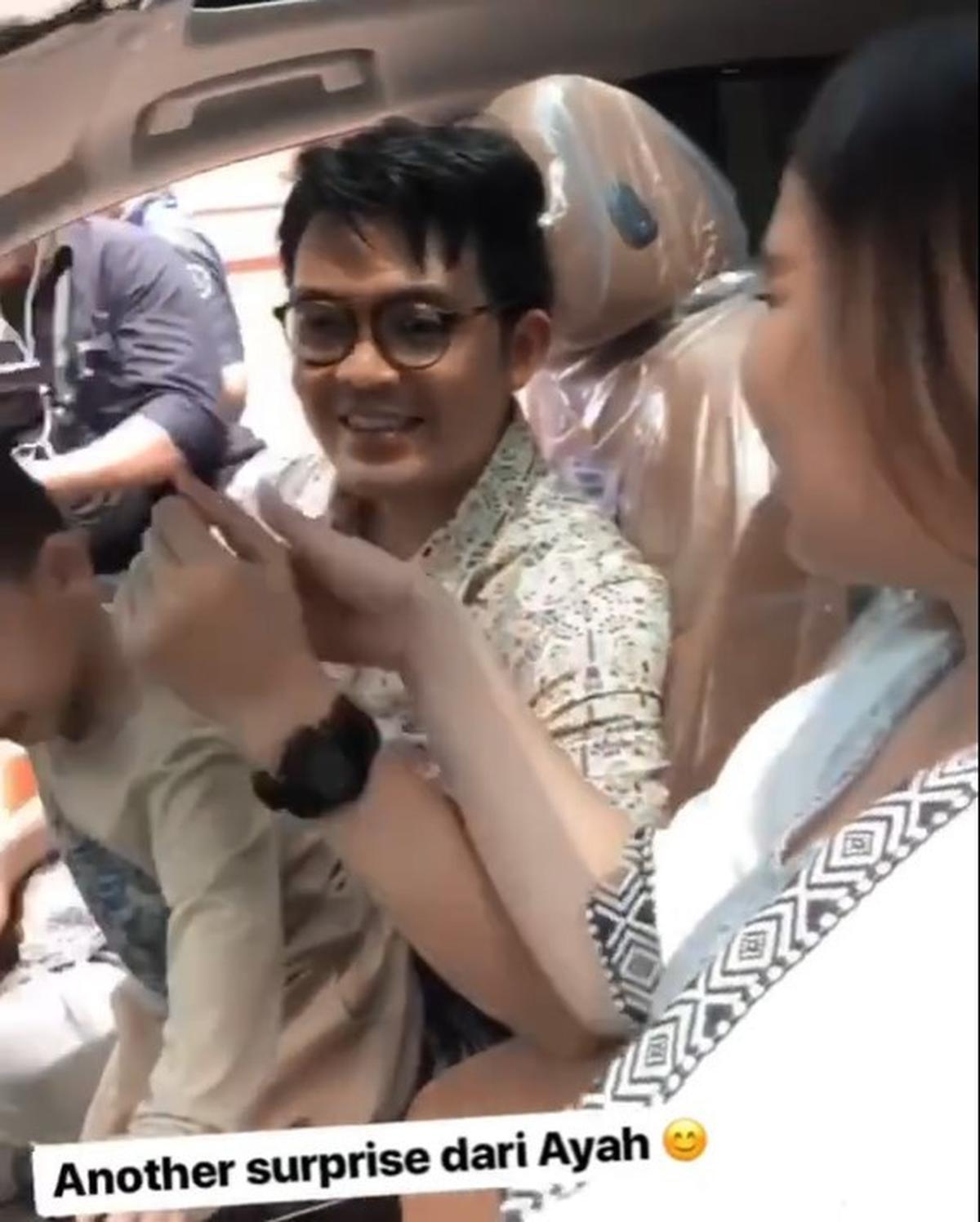Tya juga sempat membagikan video saat dirinya mendapatkan kejutan dari sang suami beberapa tahun lalu, yang ia sebut sebagai kenang-kenangan manis.