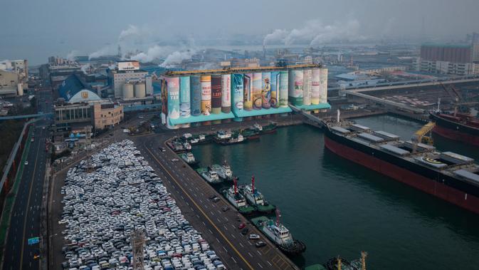 Sebuah silo gandum disulap menjadi karya seni mural luar ruangan raksasa di kota pelabuhan Incheon, Seoul, Korea Selatan, Rabu (19/12). Pengerjaan proyek mural itu dimulai Januari 2018 dan menghabiskan 865.400 liter cat dalam pembuatannya. (Ed JONES/AFP)