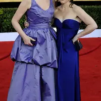 Jane Lynch dan Lara Embry. (Bintang/EPA) Sumber: afterellen.com