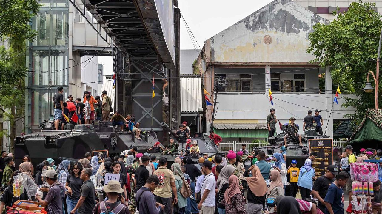 FOTO: Kendaraan Tempur Diserbu Warga, HUT ke-80 Marinir RI Meriah di Surabaya