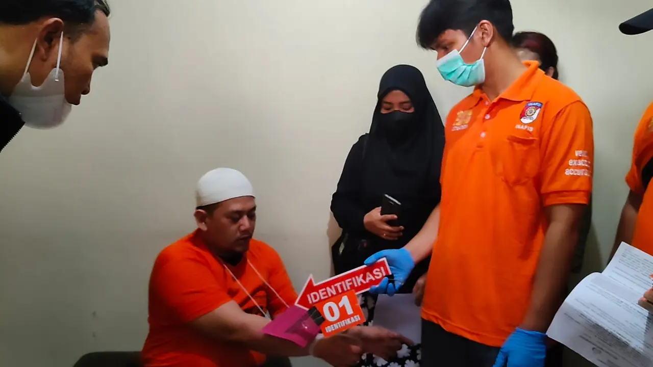Rekontruksi pembunuhan yang dilakukan tersangka kepada anak kandungnya di Perumahan Jatijajar, Kecamatan Tapos, Kota Depok.