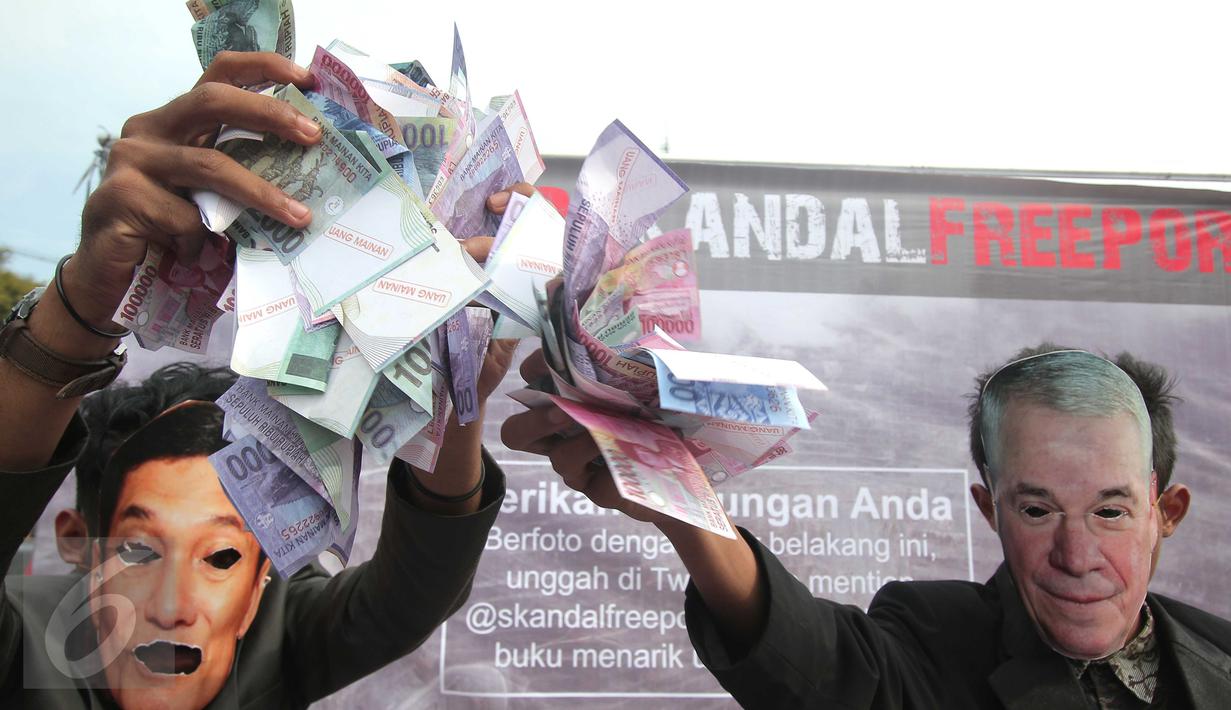 Sejumlah mahasiswa menggelar aksi teaterikal Skandal Freeport di bundaran Patung Kuda, Jakarta, Minggu (27/12/2015). Aksi tersebut sebagai bentuk sindiran kepada pemerintah terkait kasus Freeport. (Liputan6.com/Angga Yuniar)