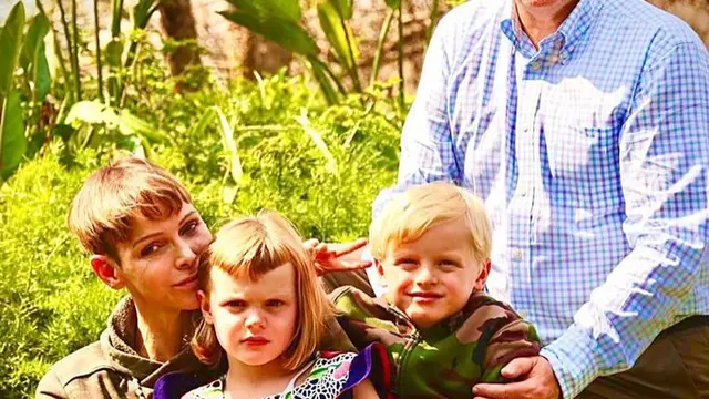 Putri Charlene dari Monako bersama kedua anaknya dan suaminya Pangeran Albert