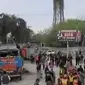 15 Orang tewas dalam ledakan bom di Kota Peshawar, Pakistan. Sementara, ribuan warga Peru berdemo menolak kandidat presiden Keiko Fujimori.