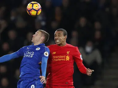  Penyerang Leicester City, Jamie Vardy (kiri) berebut bola udara dengan bek Liverpool, Joel Matip pada lanjutan Liga Inggris di stadion King Power, (28/2). Leicester City menang atas Liverpool dengan skor 3-1. (AFP Photo / Adrian Dennis)