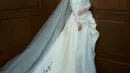 Lesti Kejora memilih mengenakan gaun pernikahan dari Hian Tjen dengan dengan gaun satun bertulisan singkatan nama dirinya dan suami. Ia pun menawan dengan hijab dihiasi mahkota dan veil menyapu lantai. [@lestykejora]
