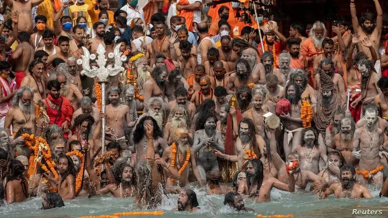 Festival umat Hindu di India untuk melakukan ritual mandi bersama yakni Kumbh Mela di Sungai Gangga.