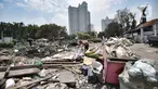 Aktivitas warga korban penggusuran di Jalan Sunter Agung Perkasa VIII, Kecamatan Tanjung Priok, Jakarta Utara, Senin (18/11/2019). Tercatat 570 jiwa dari 62 KK tetap bertahan di wilayah gusuran pasca rumah mereka diratakan pemerintah setempat Kamis (14/11/2019) lalu. (merdeka.com/Iqbal S. Nugroho)