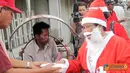 Citizen6, Surabaya Utara: Yang unik, Sinterklas pun dilibatkan dalam baksos yang bertema “Kasih Natal untuk Semua”.  Bahkan dua becak dilibatkan untuk mengangkut ratusan paket makan siang tersebut. (Pengirim: Daniel Lukas Rorong)
