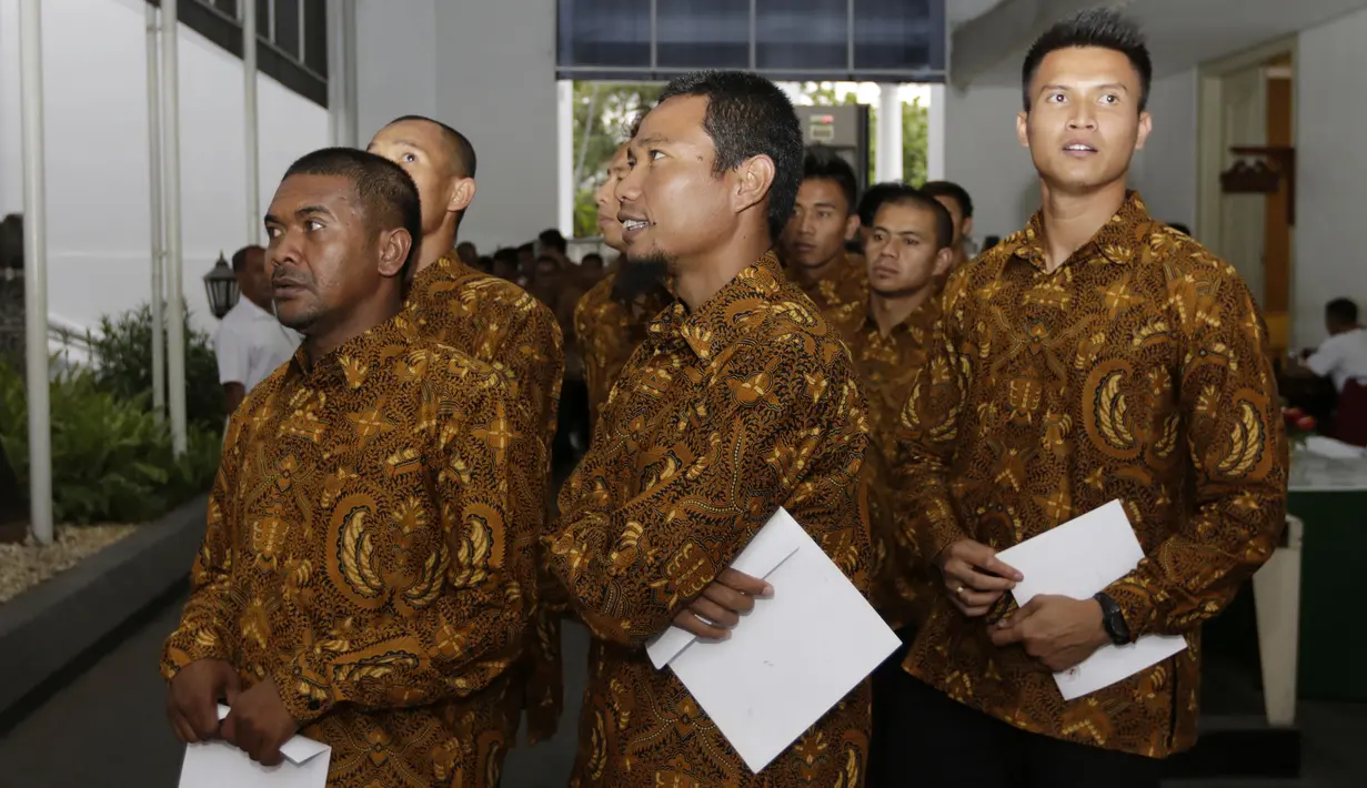 Pemain Maung Bandung antri untuk masuk ke Istana Negara, Jakarta, Senin (19/10/2015). (Bola.com/Vitalis Yogi Trisna)