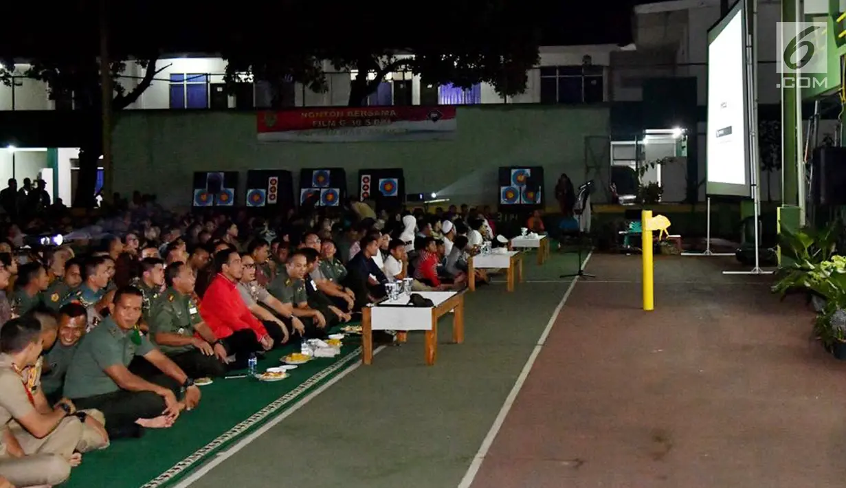 Presiden Joko Widodo bersama jajaran TNI, Polri dan masyarakat Bogor nonton bareng film 'Pengkhianatan G30S/PKI' di Bogor (29/9). (Foto: Laily Rachev - Biro Pers Setpres)