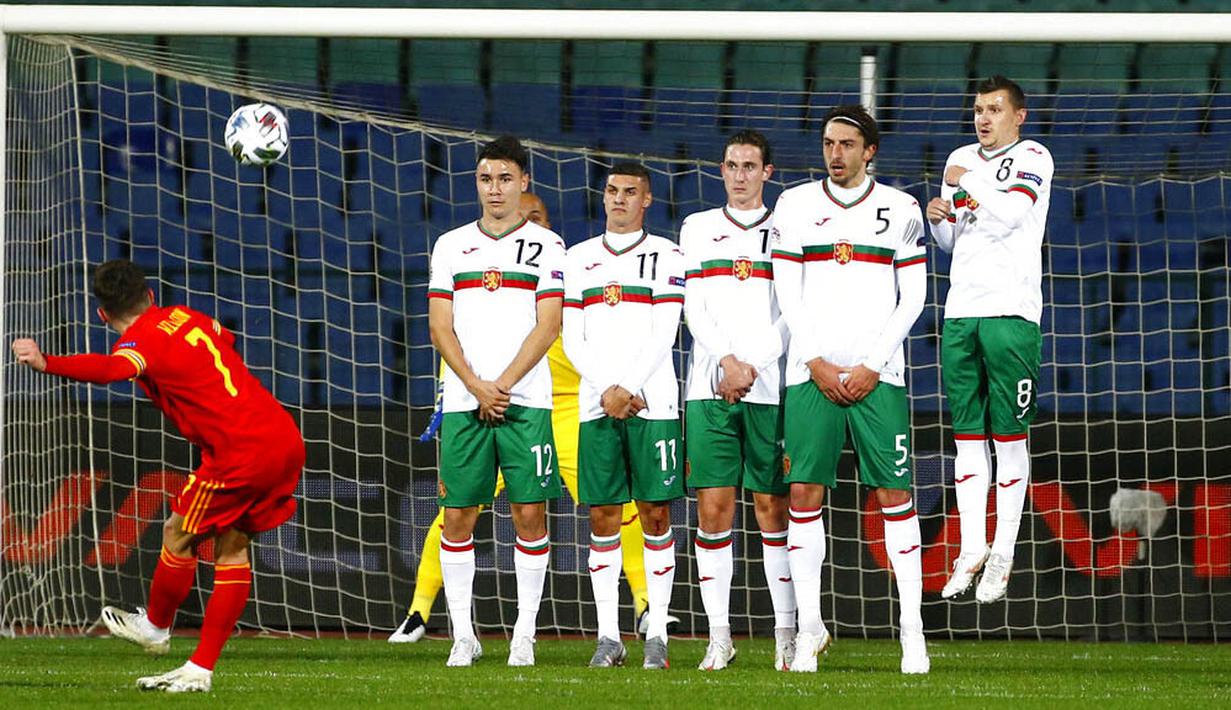 Pemain Wales, Harry Wilson, melepaskan tendangan bebas saat melawan Bulgaria pada laga UEFA Nations League di Stadion Vassil Levski, Kamis (15/10/2020). Wales menang dengan skor 1-0. (AP Photo/Anton Uzunov)