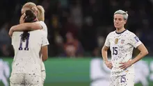 Pemain Amerika Serikat, Megan Rapinoe (kanan) setelah kalah dari Swedia pada babak adu penalti saat laga 16 besar Piala Dunia Wanita 2023 di Melbourne Rectangular Stadium, Melbourne, Australia, 6 Agustus 2023. (AP Photo/Scott Barbour)