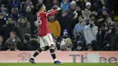 Penyerang Manchester United, Jadon Sancho berselebrasi usai mencetak gol ke gawang Chelsea pada pertandingan lanjutan Liga Inggris di di stadion Stamford Bridge, London, Senin (29/11/2021). Chelsea masih di peringkat pertama dengan 30 poin. (AP Photo/Kirsty Wigglesworth)