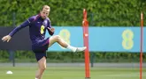 Kapten tim nasional Inggris, Harry Kane, melakukan pemanasan saat sesi Latihan persiapan timnas untuk Euro 2024 di Tottenham Hotspur Training Session, London, Kamis (6/6/2024). (Zac Goodwin/PA via AP)
