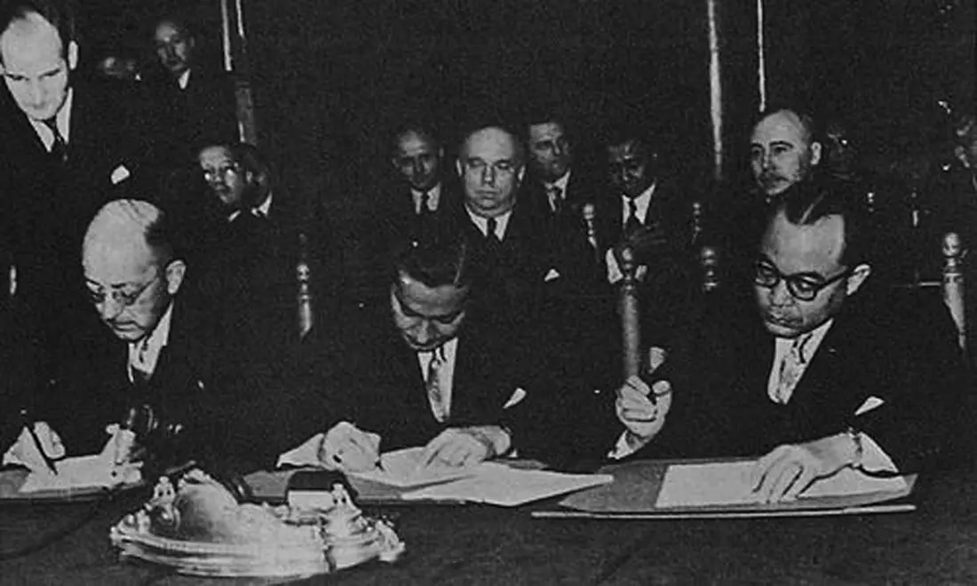 Delegasi Belanda JH Maarseveen (kiri), delegasi BFO Sultan Hamid II (tengah), dan delegasi RI Mohammad Hatta (kanan), menandatangani hasil Konferensi Meja Bundar di Den Haag, 2 November 1949. (www.wikiwand.com)