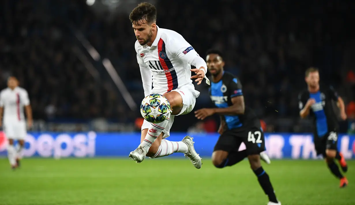 Bek Paris Saint-Germain, Juan Bernat mengontrol bola saat bertanding melawan Club Brugge pada pertandingan Grup A Liga Champions di stadion Parc des Princes di Paris (6/11/2019). PSG menang 1-0 atas Club Brugge dan melaju ke babak 16 besar. (AFP Photo/Franck Fife)