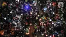 <p>Pemudik sepeda motor saat antre memasuki kapal di Pelabuhan Merak, Cilegon, Banten, Sabtu (30/4/2022) dini hari. Antrean pemudik sepeda motor masih mewarnai arus mudik di Pelabuhan Merak pada H-2 Lebaran atau Puncak Arus Mudik yang terjadi hari ini. (merdeka.com/Iqbal S. Nugroho)</p>
