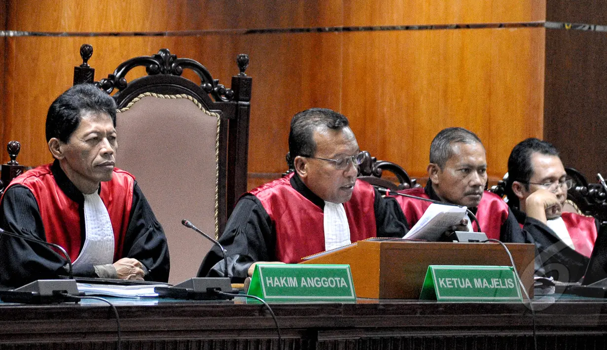 Majelis Hakim saat membacakan vonis terhadap Bonaran Situmeang terdakwa kasus suap mantan Ketua MK, Akil Mochtar di Pengadilan Tipikor, Jakarta, Senin (11/5/2015). Bonaran dinilai terbukti bersalah menyuap Akil Mochtar. (Liputan6.com/Yoppy Renato)