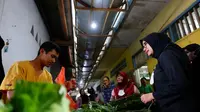 Bupati Banyuwangi Ipuk Fiestiandani berbelanja kebutuhan pokok di pasar Karangrejo Banyuwangi di hari belanja bersama (Istimewa)