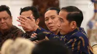 Presiden Jokowi berdialog dengan puluhan artis dan musisi papan atas Tanah Air di Istana Merdeka, Jakarta, Kamis (22/3). Musisi yang hadir di antaranya Bunga Citra Lestari, Bimbim, Glenn Fredly, dan Erwin Gutawa. (Liputan6.com/Angga Yuniar)