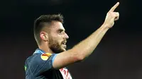 Gelandang Napoli, David Lopez merayakan selebrasi usai mencetak gol ke gawang Dnipropetrovsk pada leg pertama semifinal Europa League di Stadion San Paolo, Kamis (7/5/2015). Napoli bermain imbang 1-1 atas Dnipro Dnipropetrovsk. (REUTERS/Ciro De Luca)