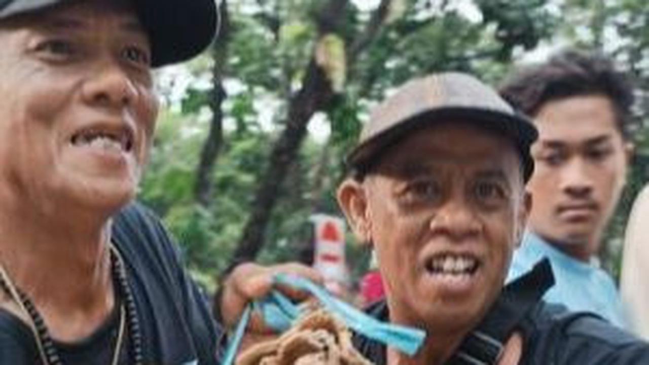 Aksi Rebutan Telur Relawan Prabowo-Gibran di Luar GBK usai Kampanye Akbar