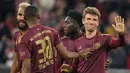 Pemain Bayern Munchen Thomas Mueller (kanan) merayakan usai mencetak gol ke gawang Bayer Leverkusen pada pertandingan sepak bola Bundesliga di Allianz Arena, Munich, Jerman, 30 September 2022. Bayern Munchen menang 4-0. (AP Photo/Matthias Schrader)