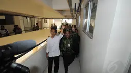 Saat melakukan peninjauan, mantan Walikota Solo itu didampingi Kepala Dinas Perumahan Jonathan Pasodung, Kamis (14/8/14). (Liputan6.com/Herman Zakharia) 