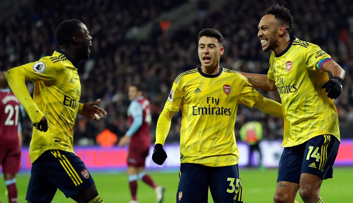 Pemain Arsenal Pierre-Emerick Aubameyang (kanan) merayakan dengan rekan satu timnya setelah mencetak gol ke gawang West Ham United pada pertandingan Liga Inggris di London Stadium, London, Inggris, Senin (9/12/2019). Arsenal menang 3-1. (AP Photo/Kirsty Wigglesworth)