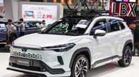 Tampilan Toyota Corolla Cross Hybrid Facelift yang sudah tersedia di Malaysia. (Paultan/ Rendy Yansah)