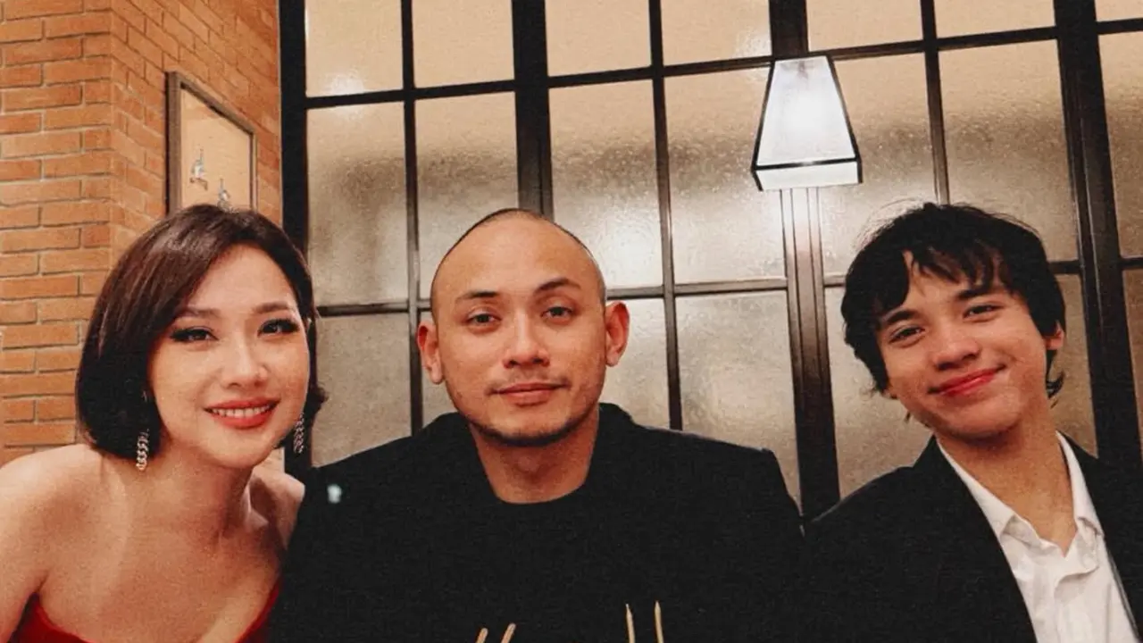 Gaya elegan Bunga Citra Lestari saat Pesta Malam Tahun Baru Sekaligus Merayakan Ulang Tahun Suami. [@itsmebcl]