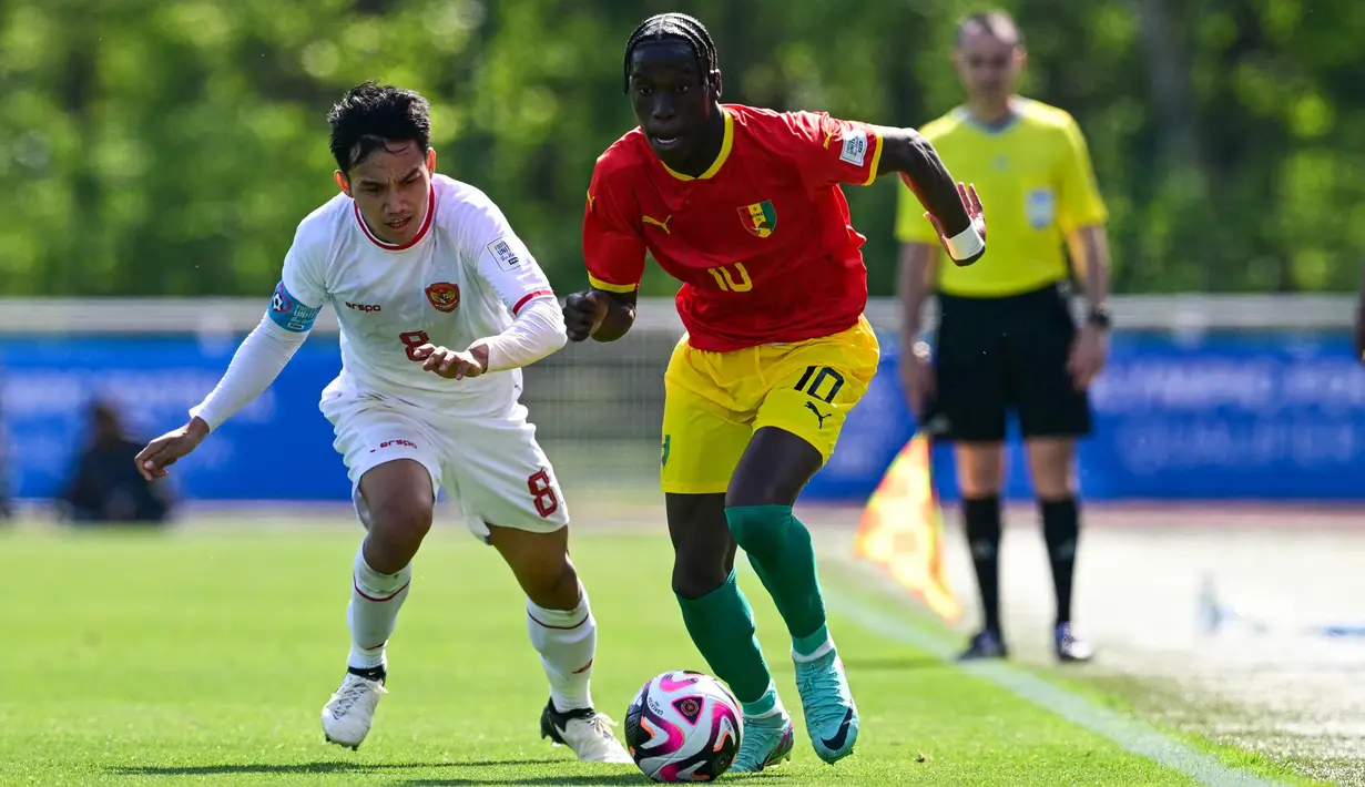 Guinea unggul lewat eksekusi penalti Ilaix Moriba pada menit ke-29 yang berhasil merobek jala gawang Ernando Ari. (MIGUEL MEDINA/AFP)