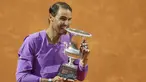 Petenis Spanyol, Rafael Nadal menggigit trofi juara turnamen tenis Italia Terbuka 2021 setelah mengalahkan petenis Serbia, Novak Djokovic di Foro Italico, Roma, Minggu (16/5/2021). Rafael Nadal menang dalam pertarungan tiga set 7-5, 1-6, dan 6-3 selama dua jam 49 menit. (AP Photo/Gregorio Borgia)