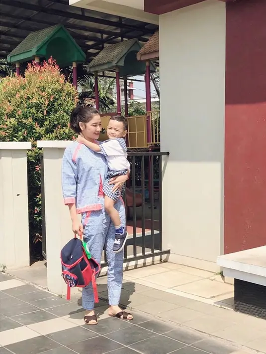 Uut Permatasari juga kerap mengantarkan anaknya pergi ke sekolah. Penampilannya pun cukup santai dan sangat jauh dari glamour. (Liputan6.com/IG/@uutpermatasari)