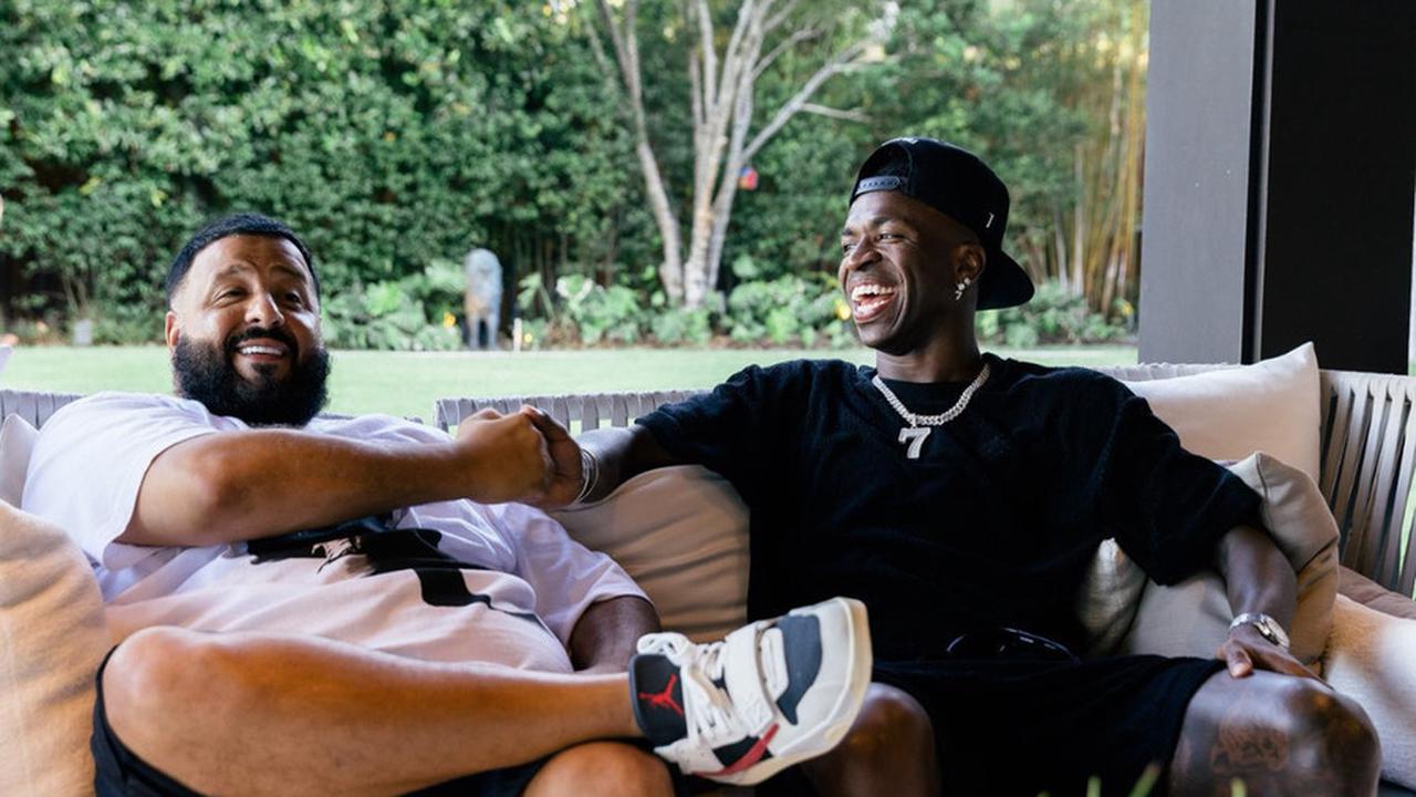 Vinicius Junior nggak cuma jago di lapangan, tapi juga akrab dengan DJ Khaled! Pemain Brasil ini bahkan diundang ke rumah DJ Khaled untuk foto bareng, loh!