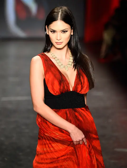 Miss Universe 2015, Pia Alonzo Wurtzbach berpose saat mengunakan gaun berwarna merah rancangan Macy dengan tema Go Red For Women Red di New York Fashion Week (11/2/2016). (AFP PHOTO/Frazer Harrison)