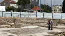 Pengunjung saat melihat bangunan - bangunan sebuah peradaban pada 1.700 tahun yang lalu di Tel Aviv, Israel, Senin (16/11/2015). Lokasi ini sebelumnya dijadikan Vila orang warga setempat. (REUTERS/Nir Elias)