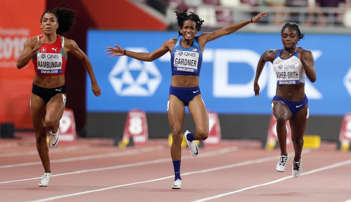 Sprinter Amerika Serikat, English Gardner (tengah) mengalami cedera saat berlaga dalam semifinal 100 meter putri Kejuaraan Atletik Dunia di Doha, Qatar, Minggu (29/9/2019). Peraih medali emas olimpiade tersebut mengalami cedera hamstring. (AP Photo/Petr David Josek)