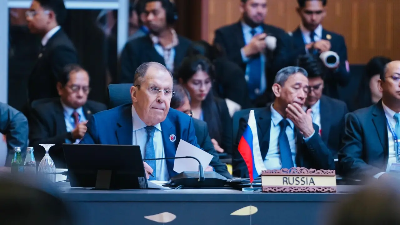 Menlu Rusia Sergey Lavrov dalam Pertemuan Tingkat Menteri EAS ke-15 di Kuala Lumpur, Malaysia, Jumat (11/7/2025). (Dok. Kemlu RI)